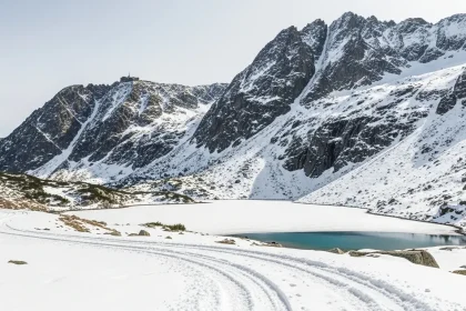 Massif de Rila avec lacs turquoise et route enneigée