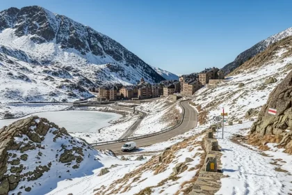 Village andorran enneigé au port d'Envalira à 2408m