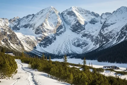 Paysage enneigé du massif des Tatras avec lacs gelés