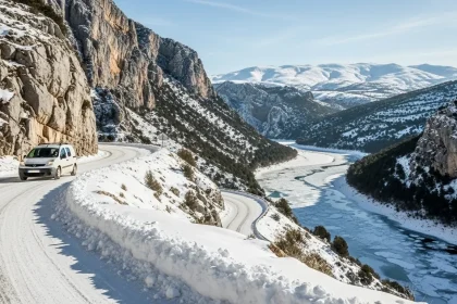 Van blanc descendant une route enneigée dans les gorges du Verdon