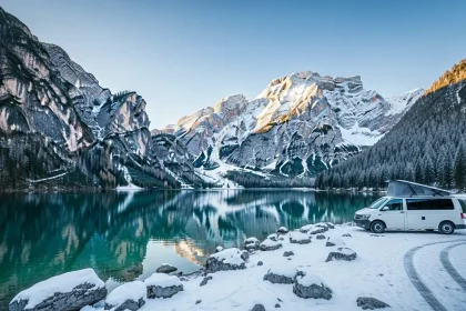 Lac alpin turquoise avec van blanc en hiver
