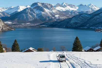 Lac Annecy en hiver sous la neige avec chalets en bois