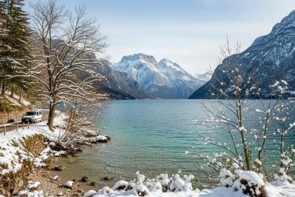 Lac de Garda en hiver avec van blanc et montagnes enneigées