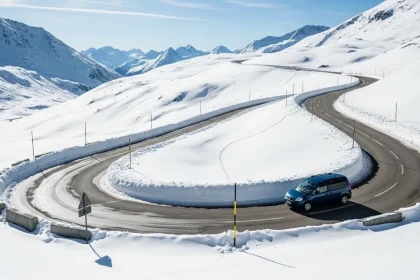 Route alpine enneigée avec van traversant les montagnes