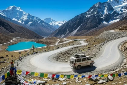 Route gravel himalayenne avec lac glaciaire et van 4x4