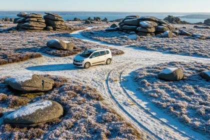 Van blanc stationné dans un paysage hivernal isolé