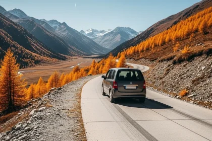 Van roulant sur une route de montagne enneigée
