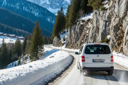 Van blanc roulant sur une route enneigée dans les montagnes tchèques