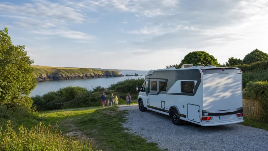 Camping-car stationné près du littoral breton dans une aire naturelle